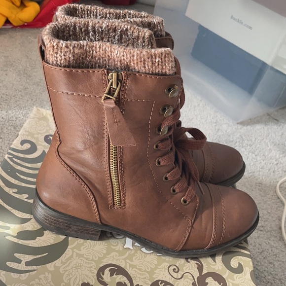 Brown boots - Picture 2 of 7